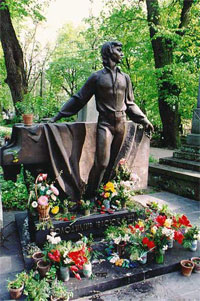 Могила Володимира Івасюка на Личаківському цвинтарі