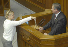 Юлія Тимошенко передає своє намисто голові Комітету з питань правової політики Євгену Кушнарьову