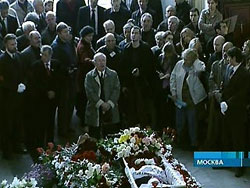 На Троєкуровському кладовищі Москви попрощатися з Ганною Політковською прийшли сотні людей