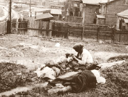 Голодні селяни на околиці Харкова. 1933 р. Фото інж. А.Вінербергера