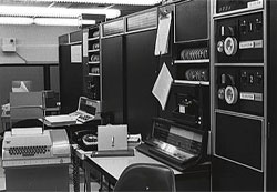 Перший електронний лист булв успішно відісланий з суперкомп'ютера BBN-TENEXB (це мережеве ім'я машини, оскільки системи DNS тоді не існувало) на суперкомп'ютер BBN-TENEXA і роздрукований на терміналі