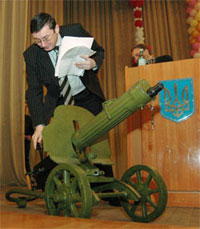Янукович розпочав кадрові чистки. Другий - Луценко