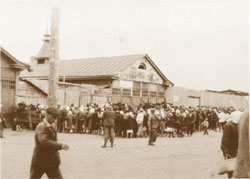 Черга за хлібом до магазину мережі “Торгзін”. Харків, 1933 р.