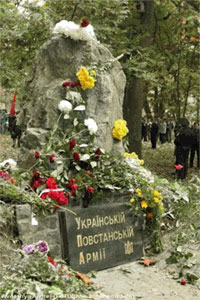 Пам’ятний знак воїнам УПА був встановлений в Молодіжному парку Харкова в 1992 році