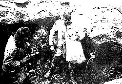 Українські селяни, доведені тваринного стану канібалізму виймають із могили людські рештки. Фото із архіву НКВС
