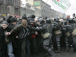 У Петербурзі відбулася масова акція протесту. Проти протестувальників кинули ОМОН