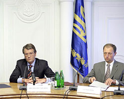 Президент Віктор Ющенко та Арсеній Яценюк, від сьогодні - очільник МЗС