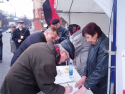 У Дніпропетровську збирають підписи за заборону КПУ