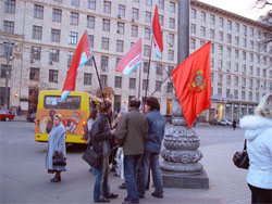 Радянська символіка популярна серед більшовиків (Київ, 31 березня 2007 року)
