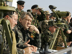 Військові будуть виконувати накази лише Верховного головнокомандувача - Президента України