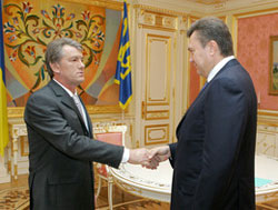 Президент Ющенко разом із прем'єром Януковичем підсумовують здобутки робочої групи. Вони настільки вагомі, що підсумовується за зачиненими дверима