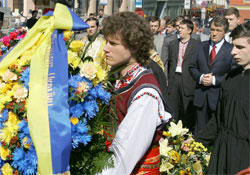 Президент Ющенко вклонився пам'яті Кобзаря і повідомив коли будуть вибори