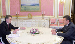Зранку Президент Ющенко зустрівся із Януковичем та опозицією. Він знову призупинив розпуск Верховної Ради