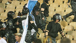 Міліціянтам, які били фанів на республіканському стадіоні “світять” нари 
