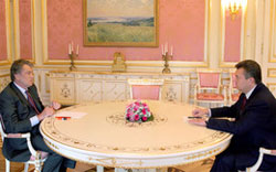 Ющенко, Янукович і Шаповал сьогодні зустрілися. Президент висловив стурбованність