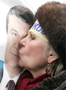 Янукович вперше зізнався у державному рекеті, а НУ-НС його засудила