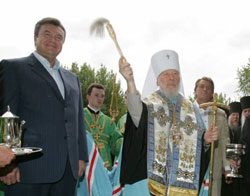 Православний віруючий Янукович поцупив Межигірського монастиря. Під дачу