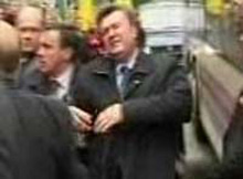 У 2004-му перемогти Януковичу, як він вважає, завадили: націоналістичне яйце та померанчевий Майдан. Сьогодні - нова байка для спонсорів