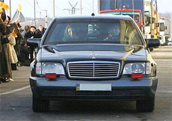 Президент Ющенко із дружиною їдуть у справах. Хоч номер заретушовано, але добре видно, що він звичайний, а не спеціальний