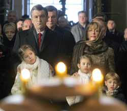 Президент Ющенко із родиною помолився за жертв Голодомору та посадив калину
