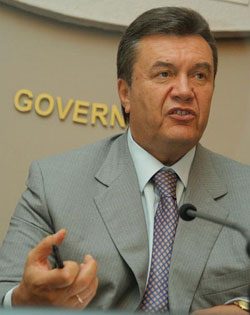 Янукович поїхав за кордон втюхувати про ширку