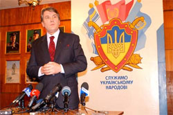Прездент Ющенко побував у льотчиків і показав, що не гірше Путіна
