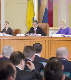 Президент Ющенко вимагає боротися із корупцією, а не балакати
