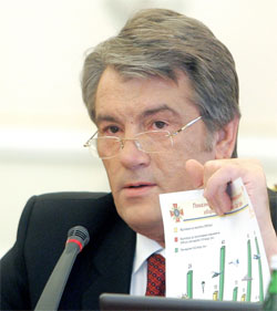 Президент Ющенко незадоволений. Як завжди - демократичним урядом і фінансуванням армії