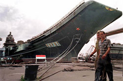 Ще один пам'ятник хуторянським політиканам - важкий авіанесучий крейсер “Варяг”. Продано за безцінь китайцям. Гроші - невідомо де.