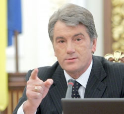 Президент України Віктор Ющенко вірить росіянам на слово, а українському уряду - ні