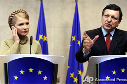 Президент Єврокомісії Жозе Баррозу та Юлія Тимошенко на спільному виступі в Європарламенті в Брюсселі