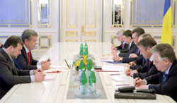 Президент Ющенко поговорив із лідерами парламентських фракцій. Із Януковичем - двічі