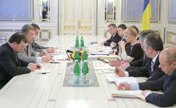 Президент Ющенко провів планову зустріч із прем'єром і спікером. Тема газу та візиту до Москви були головними