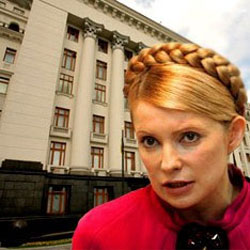 Тимошенко, попри сичання Банкової, прибирає посередників