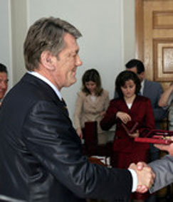 Президент Ющенко порадиться із місцевим самоврядуванням та роздасть нагороди