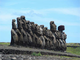 Місцева влада на острові стурбована загрозою від туристів для історичних статуй