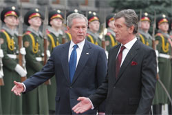 Буш підтримує право України приєднатися до ПДЧ і нагадав, що Москва не замовляє музику у НАТО
