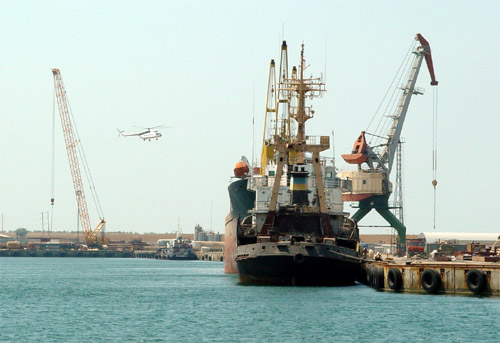 Мі-8 злітає з технологічної бази “Чорноморнафтогазу”. Фото В.Колосюк, “Аратта”