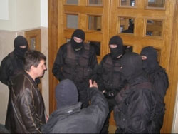 Демократія і правопорядок. Клерки СП, підсилені працівниками СБУ, захопили приміщення суду