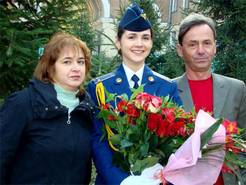 Льотчик нового покоління лейтенант Вікторія Мєкотова з батьками. 
