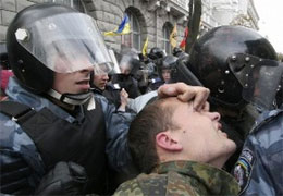 Влада залякує українців 12-ма роками в’язниці за участь у «безладах»