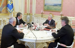 Дістали. Президент Ющенко послав Наливайченка і Медедька... звітувати