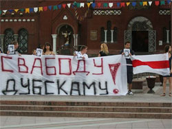 Білоруська демократія: міліцаї виховували молодь чоботами та демократизаторами