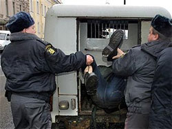 Донецькі міліцаї незаконно затримали й побили неповнолітніх
