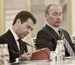 Двоє: Путін і Медвєдєв нагадали Заходу одного хворого Генсека Брежнєва