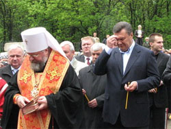 Лідер регіоналів Віктор Янукович замість засідання парламету агітує попів