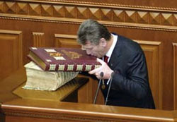 Президент Віктор Ющенко публічно наплював на Конституцію 