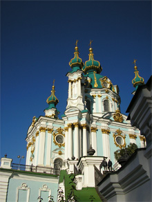 Андріївську церкву в Києві почали укріплювати: у схил поставлять 370 паль