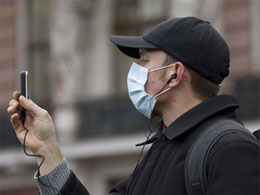 Люди вдягають захисні маски вже і в Києві
