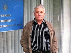 Вийшовши з будівлі суду, Семен Клюєв заявив, що Крим знаходиться під українською окупацією. Винним він себе не визнає.